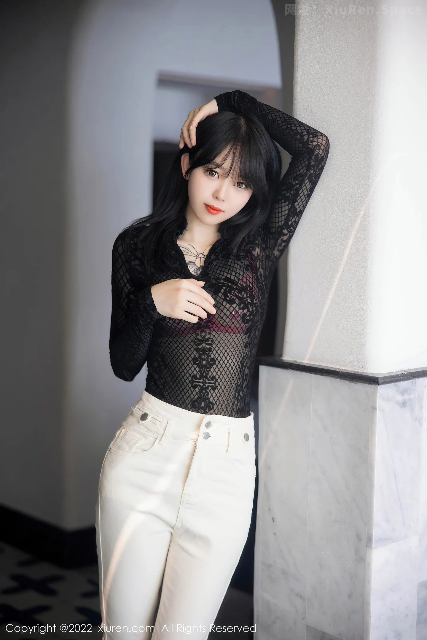 图片[5]-[XiuRen秀人网] VOL.5386 模特奶瓶大理旅拍黑色网纱上衣配白色长裤露粉色内衣诱惑写真98P-秀人网官方网站